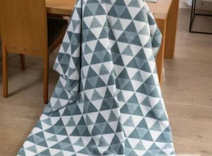 Koc bawełniany 150x200 1705-1 biały szary w trójkąty wykończony szydełkiem