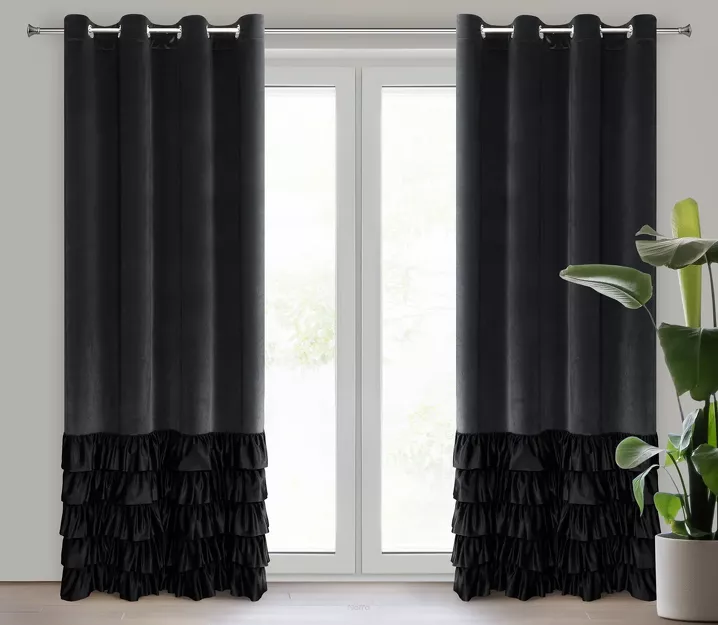 Zasłona na przelotkach 140x250 DANI welwetowa czarna jednokolorowa zdobiona w dolnej części falbanami