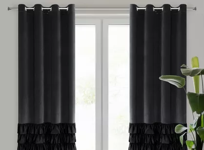 Zasłona na przelotkach 140x250 DANI welwetowa czarna jednokolorowa zdobiona w dolnej części falbanami