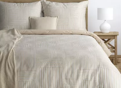 Pościel satynowa 220x200 SPRING 80 beżowa z wzorem geometrycznym z kolekcji Classic