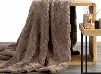 Koc na fotel 70x160 CARO ciemny beż puszysty typu flano z wytłaczanym wzorem Design 91