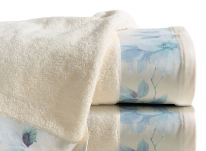 Ręcznik 50x90 ALINE kremowy z wzorem pastelowych niebieskich kwiatów z kolekcji Premium