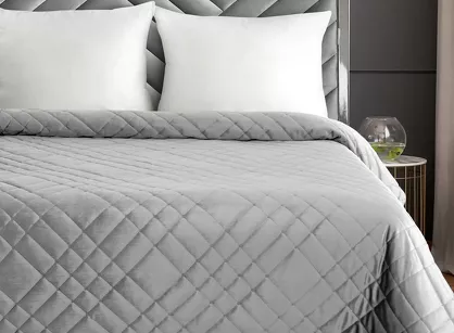 Narzuta welwetowa 220x240 RIA 6 srebrna przeszywana grubą nicią zdobiona wzorem geometrycznym