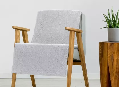 Koc na fotel 70x160 LORI srebrny puszysty jednokolorowy z kolekcji Design 91