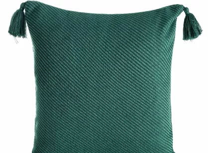 Poszewka dekoracyjna 45x45 POLY 3 ciemna zieleń jednokolorowa z pomponami