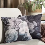 Poszewka welwetowa 45x45 VELVET 134 fioletowa z designerskim wzorem kwiatów piwonii obszyta lamówką - 3