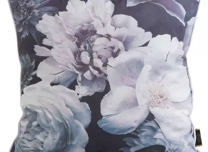 Poszewka welwetowa 45x45 VELVET 134 fioletowa z designerskim wzorem kwiatów piwonii obszyta lamówką