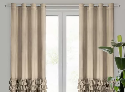 Zasłona na przelotkach 140x250 CARLI welwetowa ciemny beż jednokolorowa zdobiona w dolnej części falbanami z paskiem cyrkonii