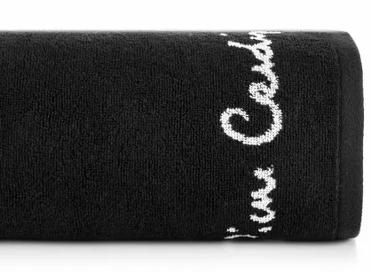 Ręcznik DARIO 70x140 Pierre Cardin czarny zdobiony kontrastową bordiurą z napisami Pierre Cardin