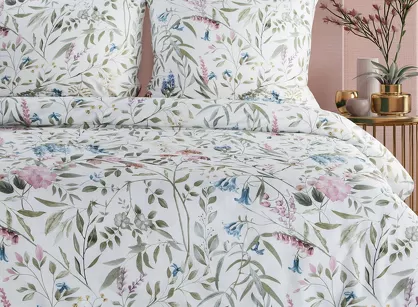 Pościel satynowa 160x200 SPRING 51 biała pudrowa z wzorem delikatnych kwiatów z kolekcji Classic