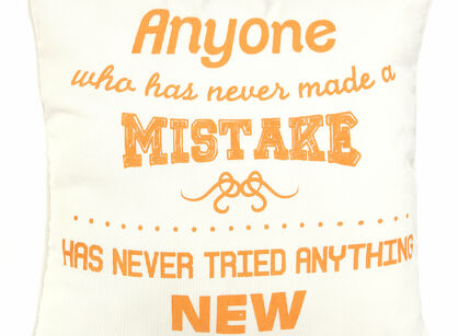 Poszewka dekoracyjna 45x45 LUIS biała z nadrukowanymi napisami i lamówką