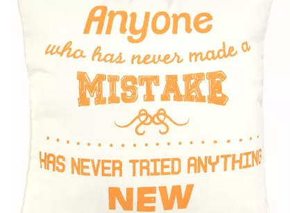 Poszewka dekoracyjna 45x45 LUIS biała z nadrukowanymi napisami i lamówką