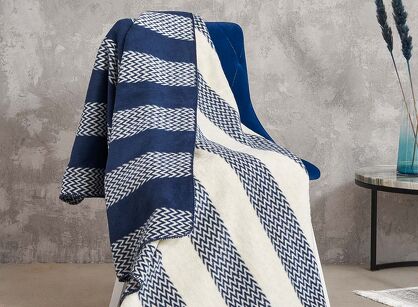 Koc bawełniany 150x200 2143-2 granatowy pasy w zygzaki wykończony szydełkiem