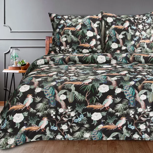 Pościel satynowa 160x200 GIFT 2 czarna z egzotycznym wzorem kwiatów i ptaków z kolekcji Nova Print zapakowana w pudełko