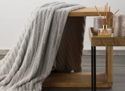 Koc 170x210 LISA srebrny wytłaczany z efektem 3D z kolekcji Design 91