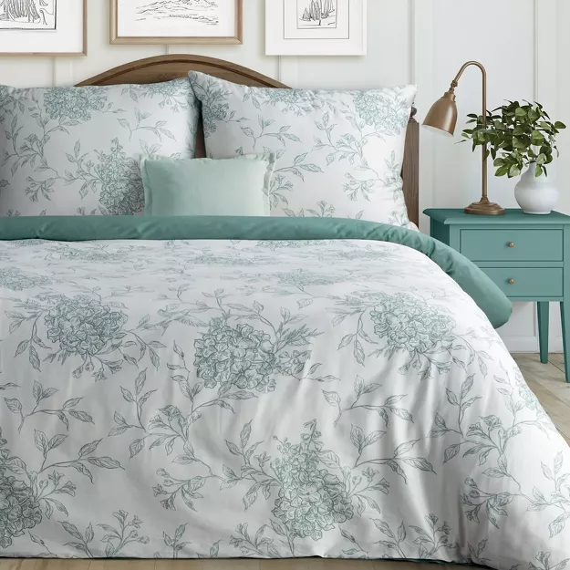 Pościel satynowa 160x200 SPRING 85 biała z wzorem jasno miętowych hortensji z kolekcji Classic