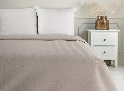 Narzuta jednokolorowa 220x240 LEN 3 beżowa pikowana w gęstą jodełkę imitująca len