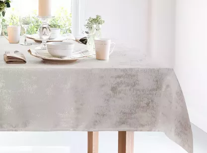 Obrus 160x260 INES 9 kremowy z szampańskim przecieranym wzorem z kolekcji Diva Line