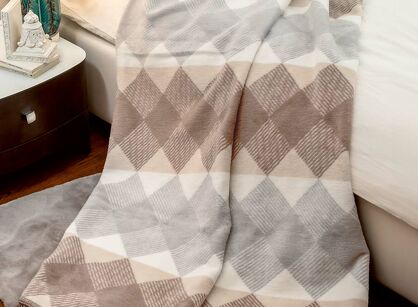 Koc bawełniany 150x200 1388-1 beżowy brązowy w geometryczny wzór z frędzlami