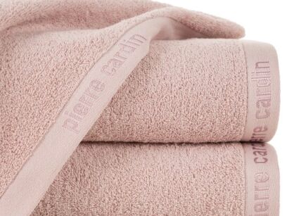 Ręcznik 50x90 EVI Pierre Cardin pudrowy zdobiony bordiurą w kolorze ręcznika z logo marki