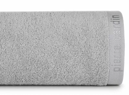 Ręcznik 70x140 EVI Pierre Cardin srebrny zdobiony bordiurą w kolorze ręcznika z logo marki
