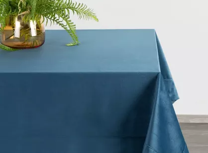 Obrus welwetowy 145x260 VELVET granatowy wykończony mankietem