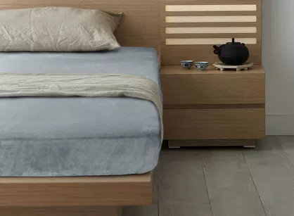 Prześcieradło z polaru FLANO z gumką srebrne 160x200 puszyste