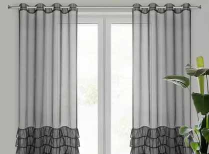 Firana na przelotkach 140x250 CARLI czarna z etaminy zdobiona w dolnej części falbanami z paskiem cyrkonii