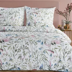 Pościel satynowa 220x200 SPRING 51 biała pudrowa z wzorem delikatnych kwiatów z kolekcji Classic