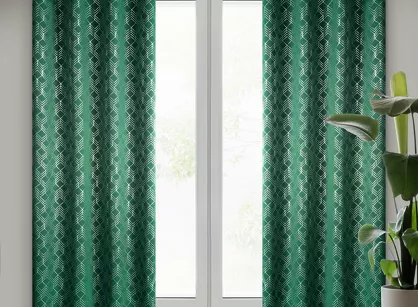 Zasłona gotowa na przelotkach 140x250 POLI zaciemniająca zielona ze srebrnym geometrycznym nadrukiem Design 91