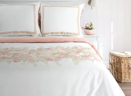 Pościel satynowa 220x200 SPRING 25 biała z subtelnym wzorem pudrowych różyczek z kolekcji Classic