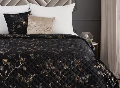 Narzuta welwetowa 170x210 BLINK 5 czarna pikowana z delikatnym wzorem botanicznym