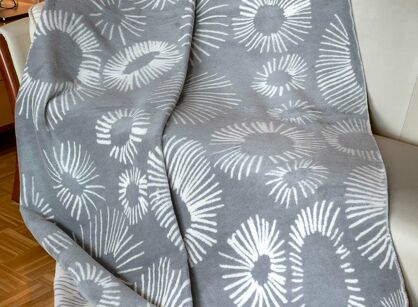 Koc bawełniany 150x200 1714-1 kremowy szary z geometrycznym wzorem z frędzlami