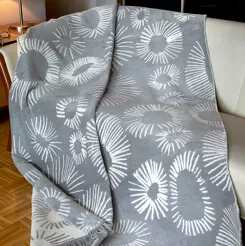 Koc bawełniany 150x200 1714-1 kremowy szary z geometrycznym wzorem z frędzlami