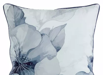 Poszewka welwetowa 45x45 VELVET 132 kremowa z designerskim niebieskim wzorem botanicznym obszyta lamówką