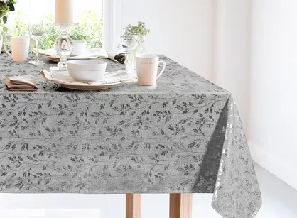 Obrus 140x180 SIMONA z błyszczącym srebrnym nadrukiem gałązek