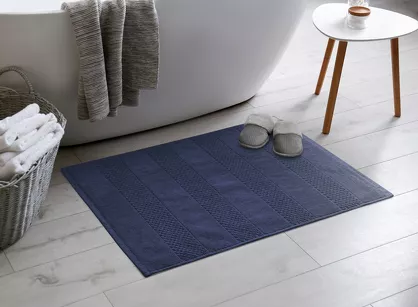 Dywanik bawełniany 60x90 JESSI granatowy w pasy z delikatnym tłoczeniem
