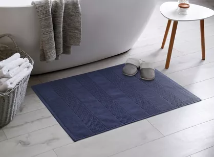 Dywanik bawełniany 60x90 JESSI granatowy w pasy z delikatnym tłoczeniem