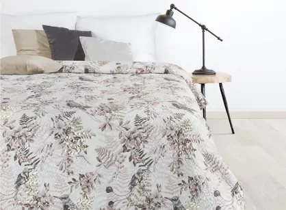 Narzuta pikowana 200x220 POLY biała z wzorem beżowych ptaszków i kwiatów ze złotym nadrukiem liści Design 91
