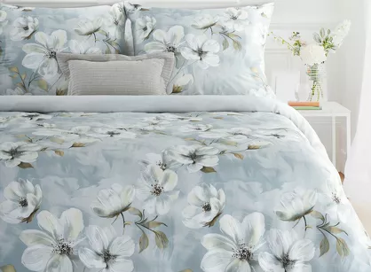 Pościel satynowa 140x200 SPRING 89 błękitna z wzorem kwiatowym z kolekcji Classic