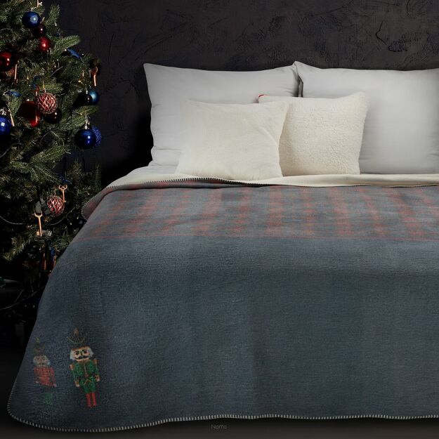 Koc świąteczny 200x220 PETER granatowy bawełniany w bordową kratę ze świątecznym motywem dziadka do orzechów