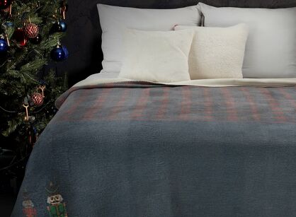 Koc świąteczny 200x220 PETER granatowy bawełniany w bordową kratę ze świątecznym motywem dziadka do orzechów