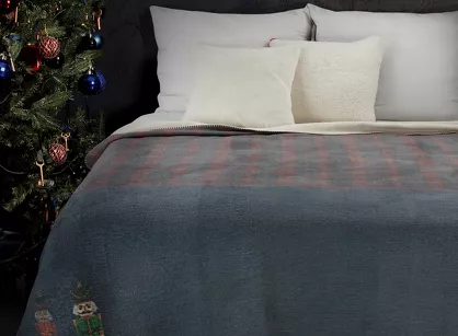 Koc świąteczny 200x220 PETER granatowy bawełniany w bordową kratę ze świątecznym motywem dziadka do orzechów