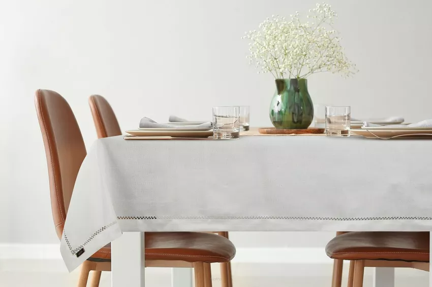 Obrus 145x300 EMILY biały z mereżką i ozdobną listwą