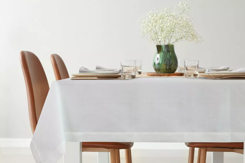 Obrus 145x300 STELLA 2 biały zdobiony kantą z wplecioną nicią srebrną