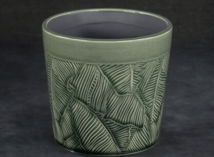 Osłonka ceramiczna na donicę fi 14x13 DARA zielona z tłoczonym worem liści