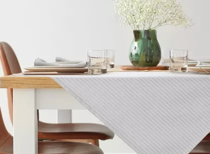 Nakładka świąteczna 85x85 FLASH 6 z bawełny srebrna z wzorem w prążki z wplecioną nicią srebrną