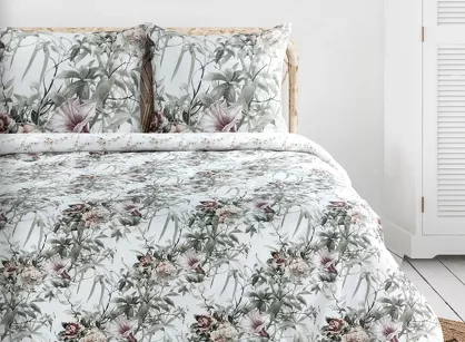Pościel satynowa 220x200 NIKA 53 biała dwustronna z zielonym wzorem kwiatowym z kolekcji Nova Print