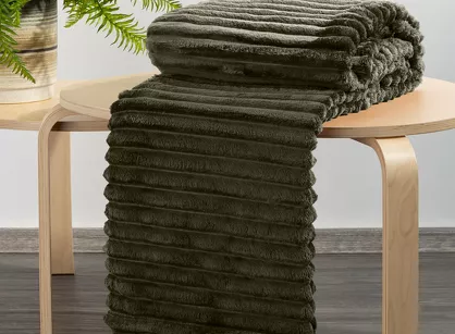 Koc 150x200 SOFT oliwkowy puszysty typu flano z wytłaczanym wzorem Design 91