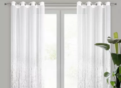 Firana na przelotkach 140x250 OLIVIA biała z etaminy zdobiona gumowym srebrnym nadrukiem